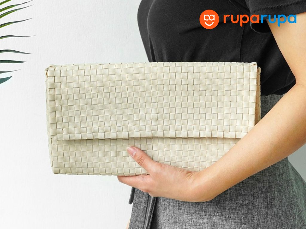 model tas clutch