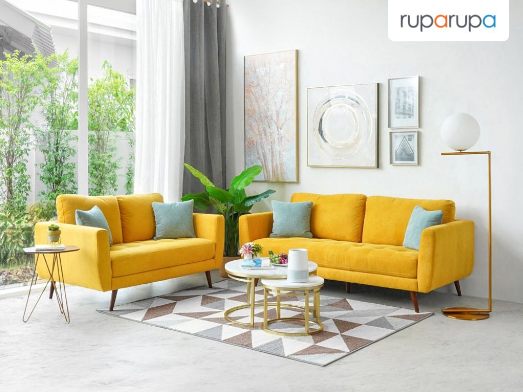 ruang tamu dengan sofa kuning