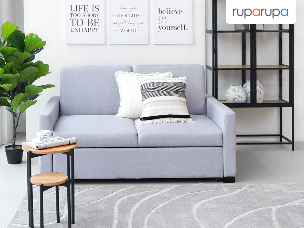 ruang tamu dengan tanaman hijau