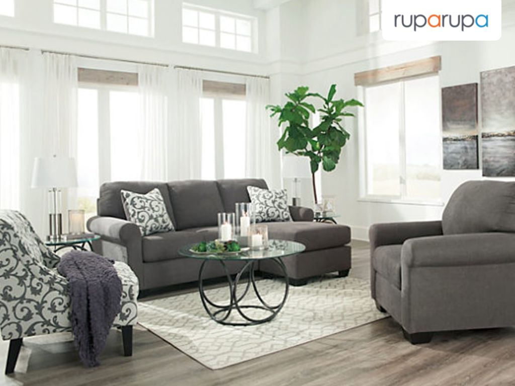 sofa ruang tamu dengan jendela