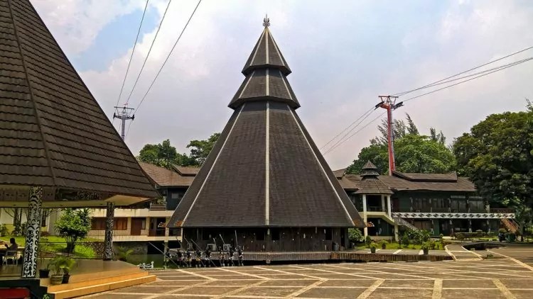 Rumah adat di papua dikenal dengan nama