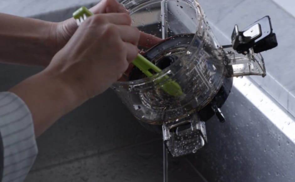 bersihkan area sempit slow juicer