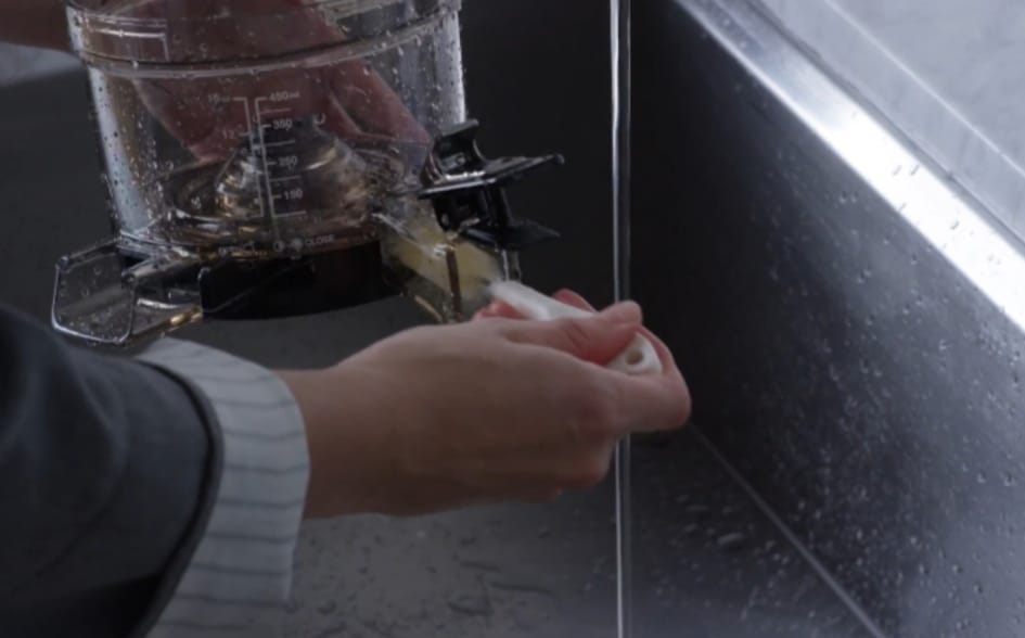 bersihkan saluran ampas slow juicer