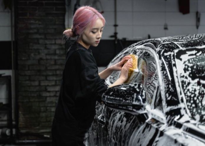cuci mobil dengan sabun