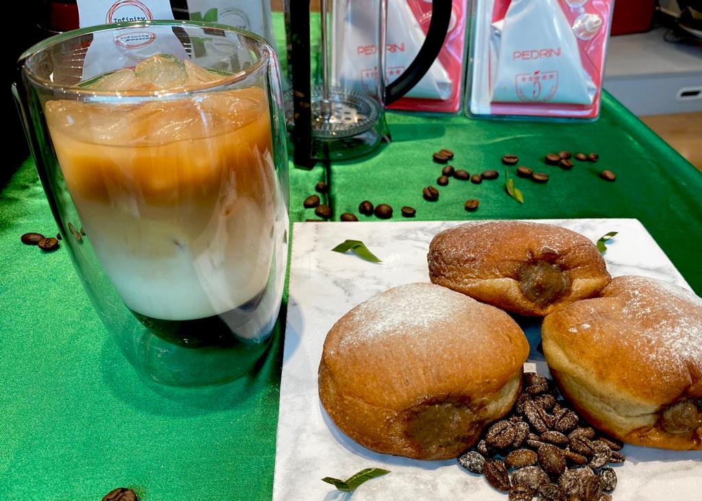 es kopi susu gula aren dan donat