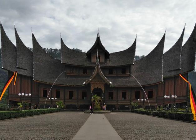 keunikan rumah gadang