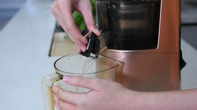 membuka katup jus slow juicer