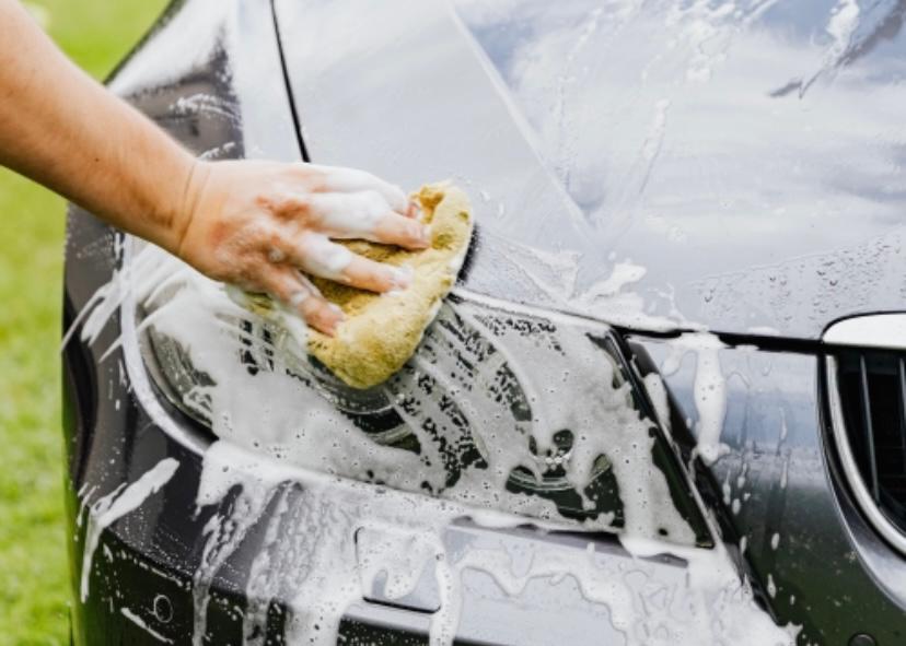 mencuci mobil dengan sabun