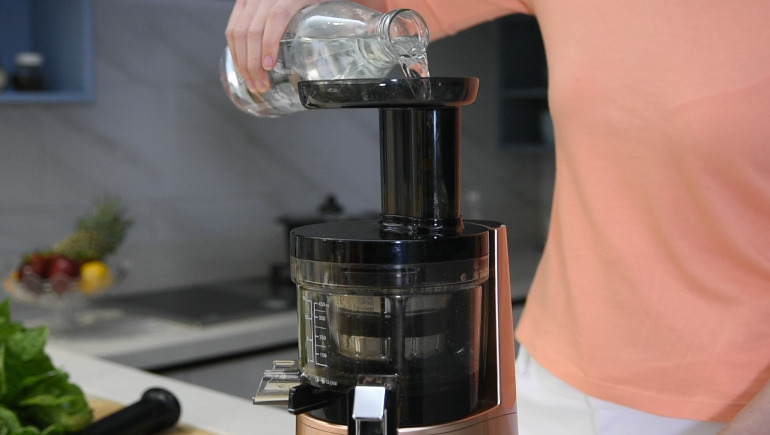 menuang air ke slow juicer