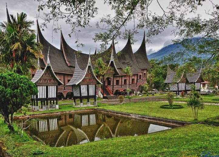 rumah adat minangkabau