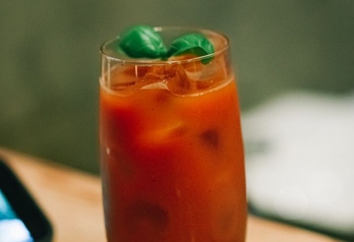 membuat jus tomat segar