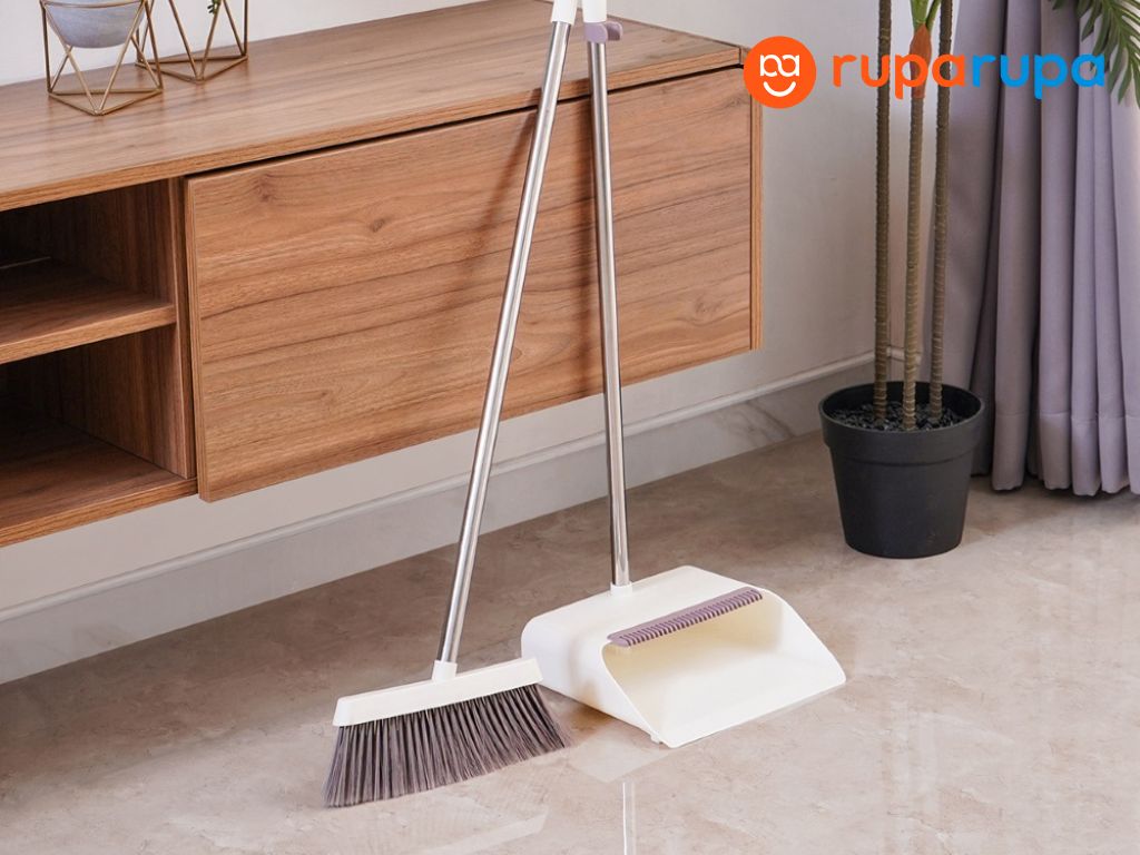 alat kebersihan sapu dan pengki