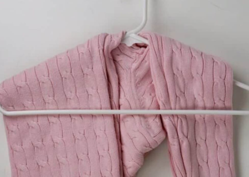 menggantung sweater