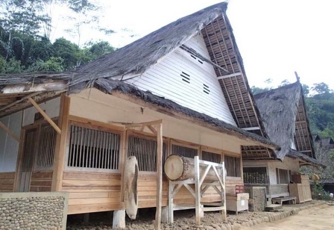 rumah adat sunda perahu kumureb