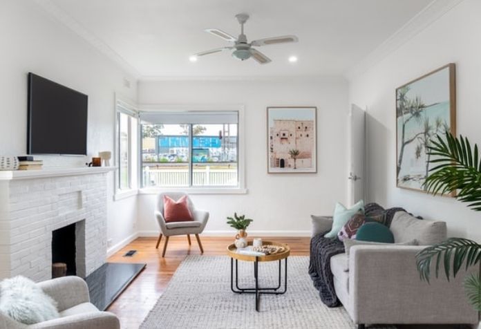 membersihkan kipas angin gantung