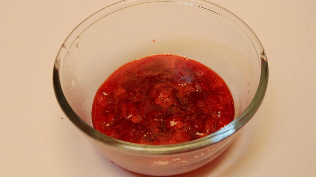 selai strawberry dalam wadah