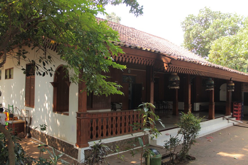 rumah adat jakarta