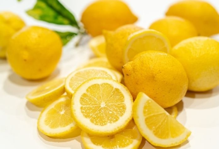 bersihkan minyak dengan lemon
