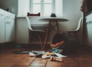 menghilangkan bau tempat sampah