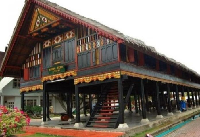 rumah adat krong