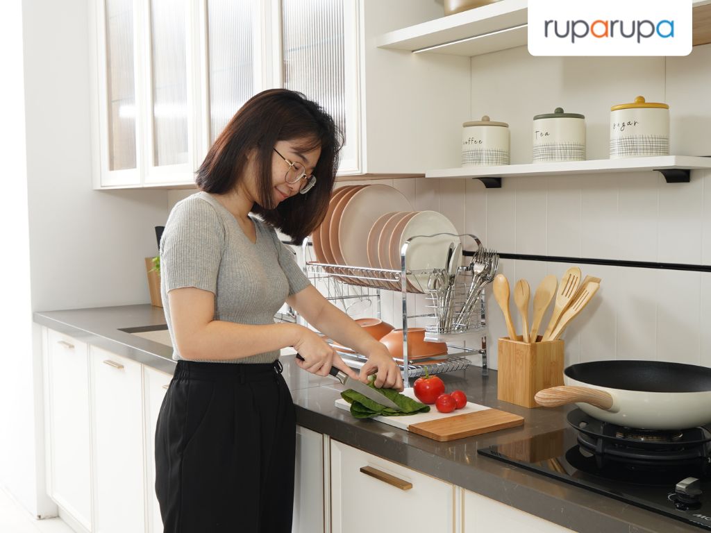 aktivitas di meja dapur