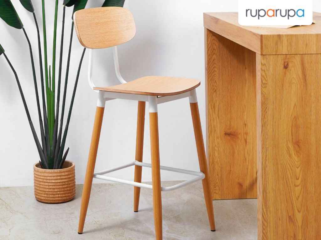 Model kursi bar kayu yang minimalis