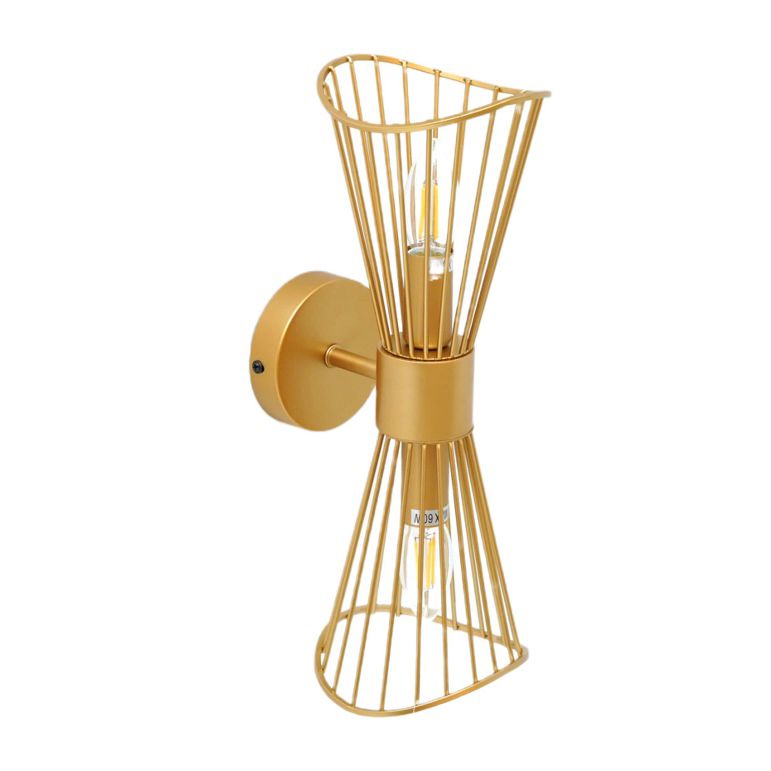 Lampu dinding tempel berwarna kuning sehingga menambahkan kesan emas yang menawan