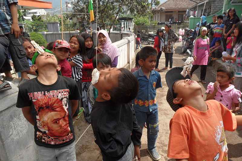 Lomba makan kerupuk