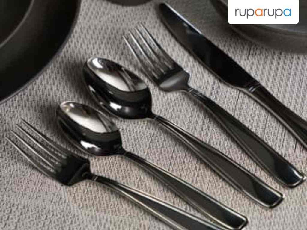 Cara menggunakan alat makan seperti sendok, garpu, dan pisau