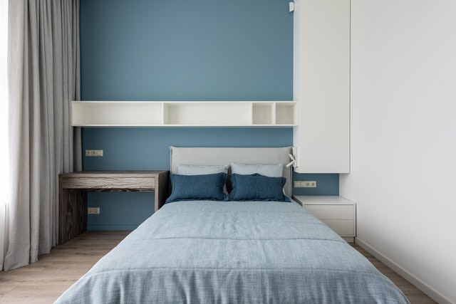 Kamar warna dusty blue