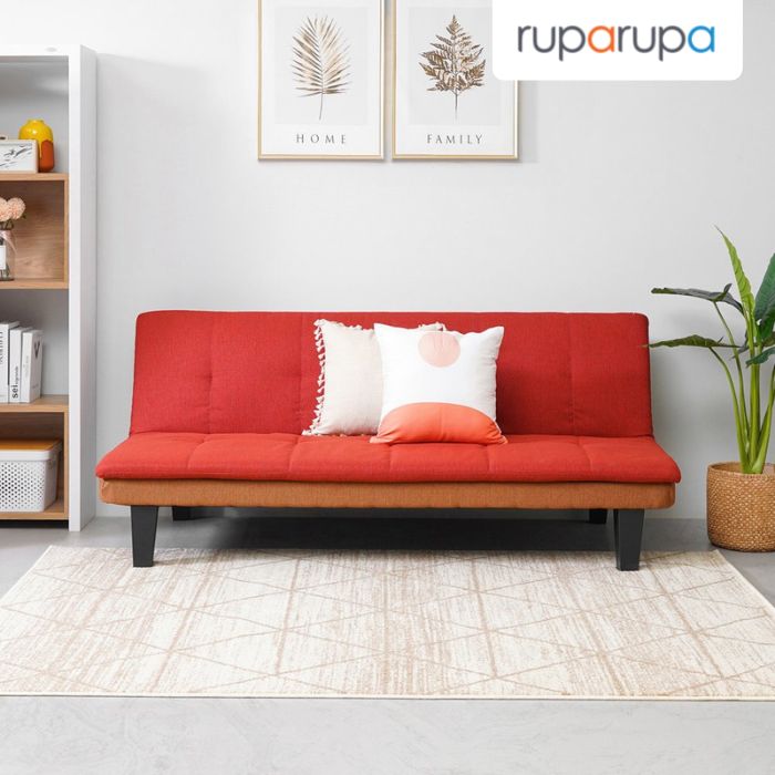 sofa warna merah dengan karpet krem