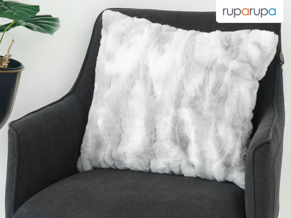 Sofa dan bantal lembut untuk memberi kesan hangat di ruang tamu berwarna hitam