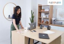 membersihkan meja kerja