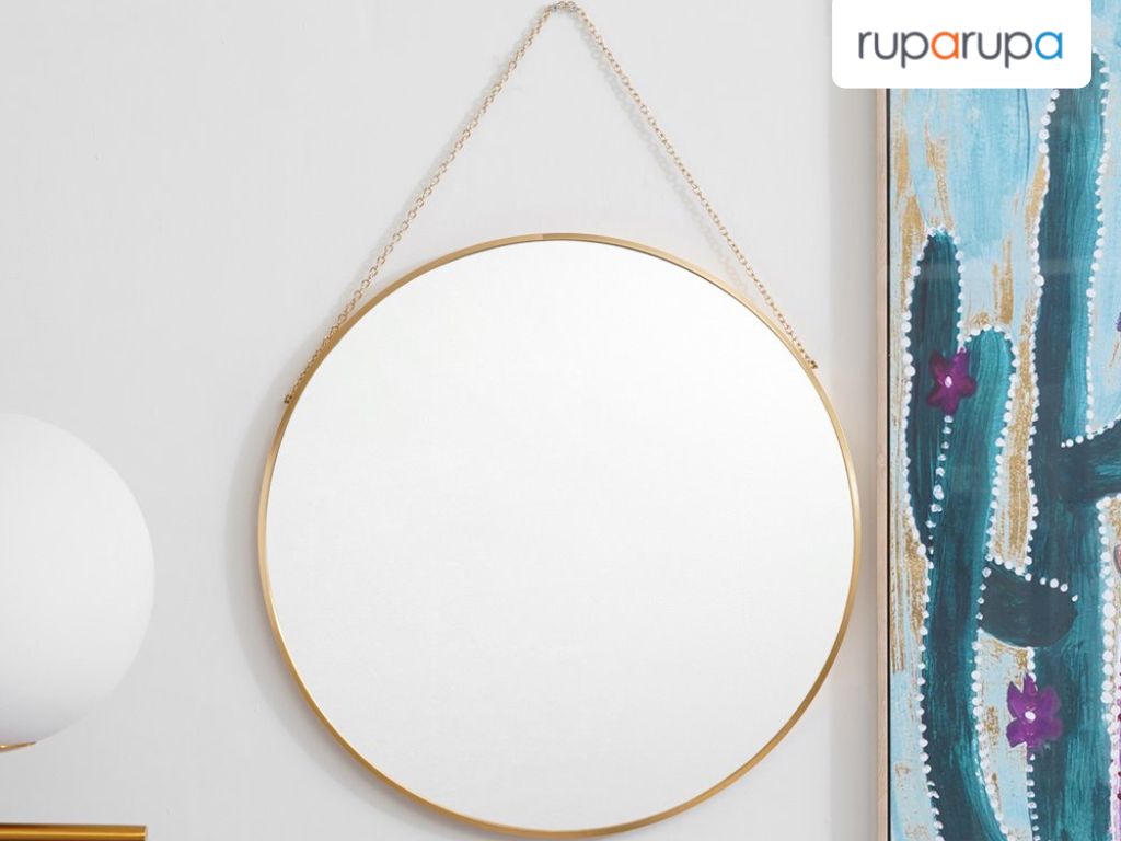 Cermin dinding dengan sentuhan emas atau gold untuk ruangan berwarna gelap