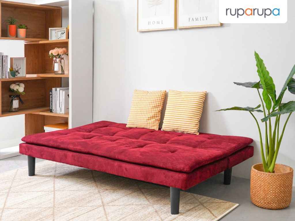 Gunakan sofa bed atau sofa tidur yang bisa dijadikan kursi sekaligus tempat tidur
