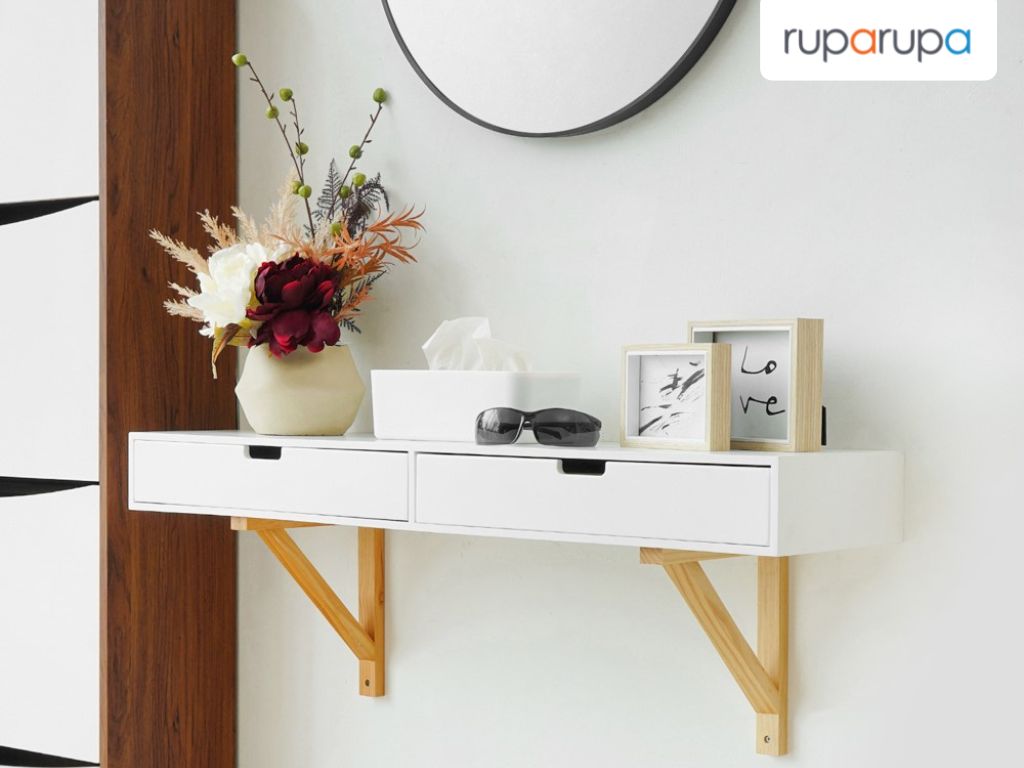 Tambahkan rak dinding di ruang tamu berwarna hitam