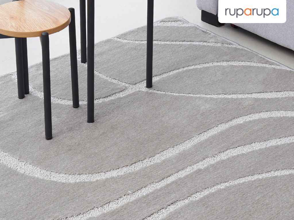 Karpet abu-abu muda untuk menghias ruangan dengan cat warna gelap