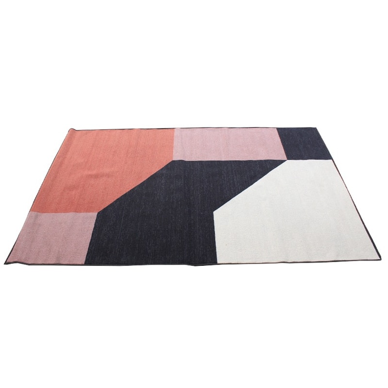 Karpet nilon dengan motif berwarna
