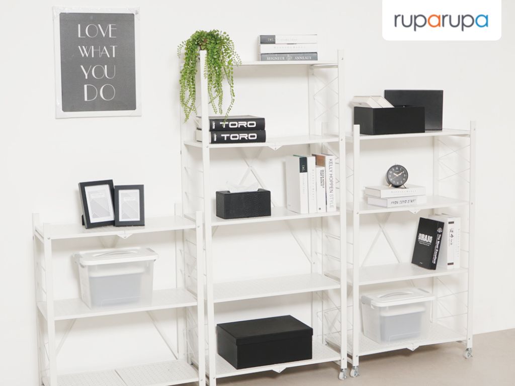 Rak besi berwarna putih untuk ruangan berwarna hitam