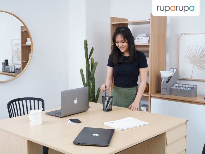 cara merapikan meja kerja