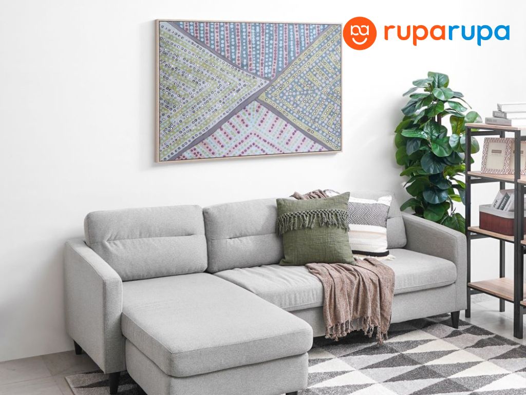 kombinasi lukisan dan sofa abu-abu
