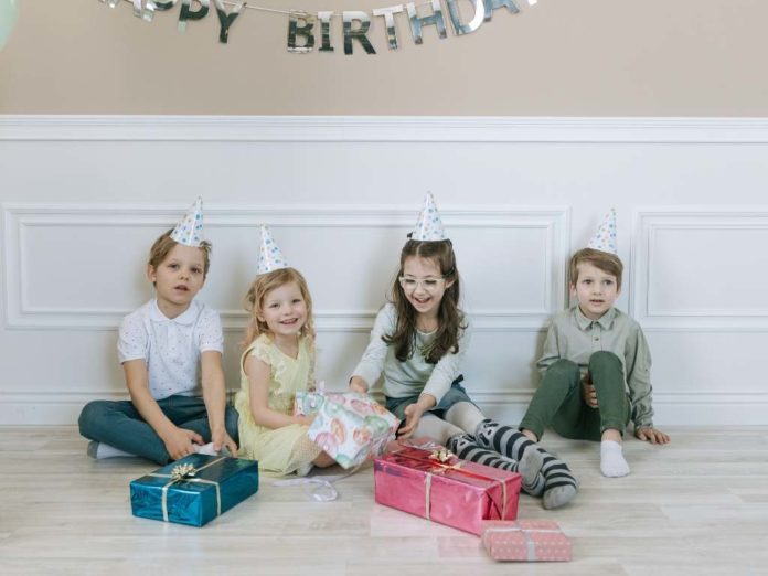 memilih kado anak tetap hemat