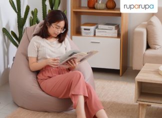 menata bean bag ruang keluarga