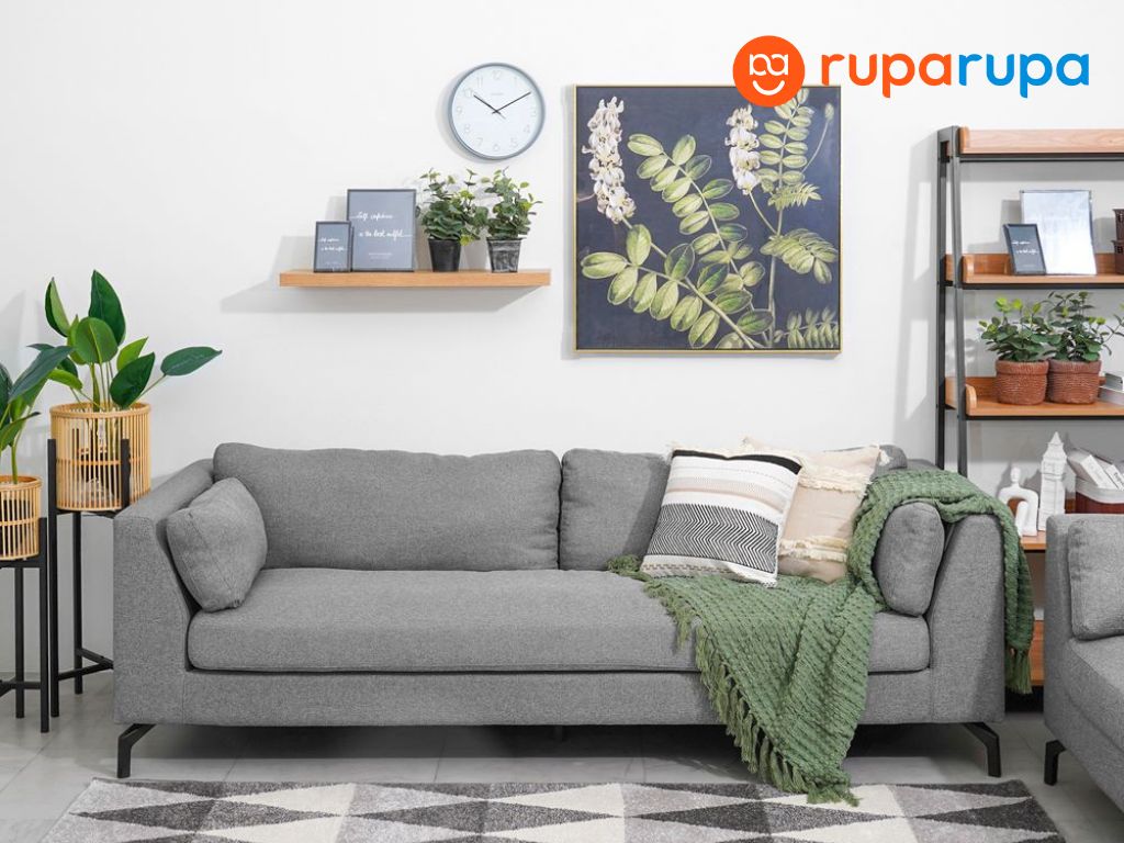 sofa abu-abu dan tanaman hijau