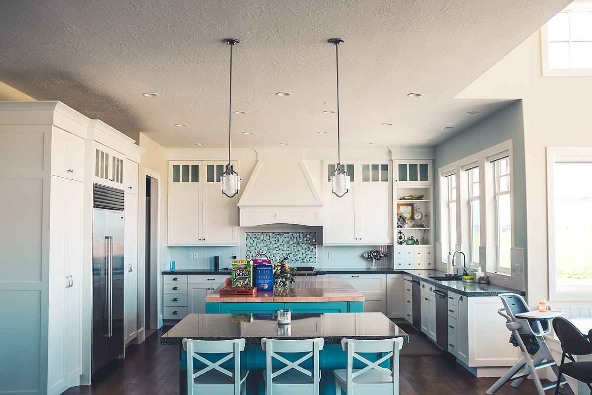 desain ruang keluarga biru minimalis dengan dapur