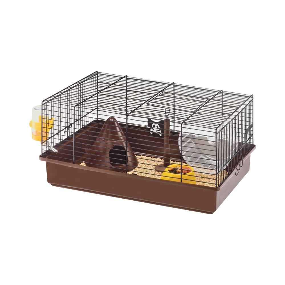 membersihkan kandang hamster