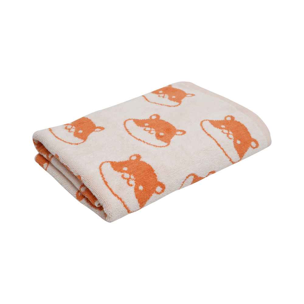 membersihkan kandang hamster