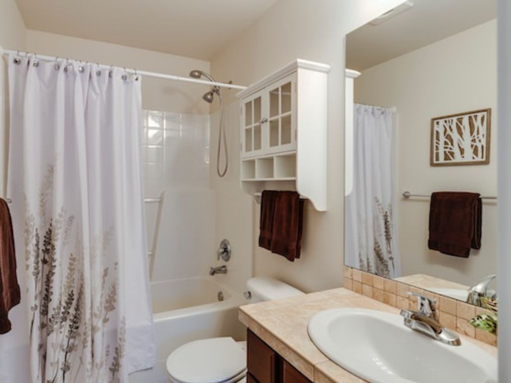 desain kamar mandi minimalis 2x3