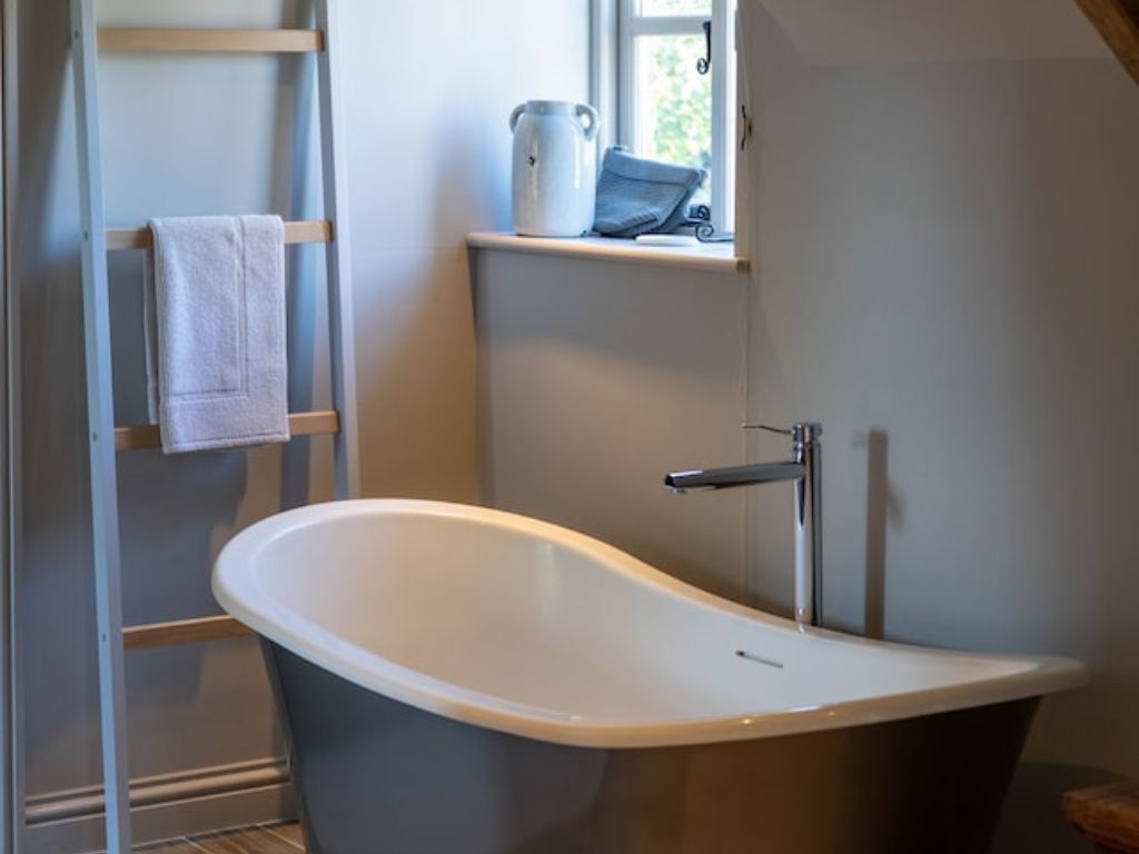 desain kamar mandi minimalis 2x3