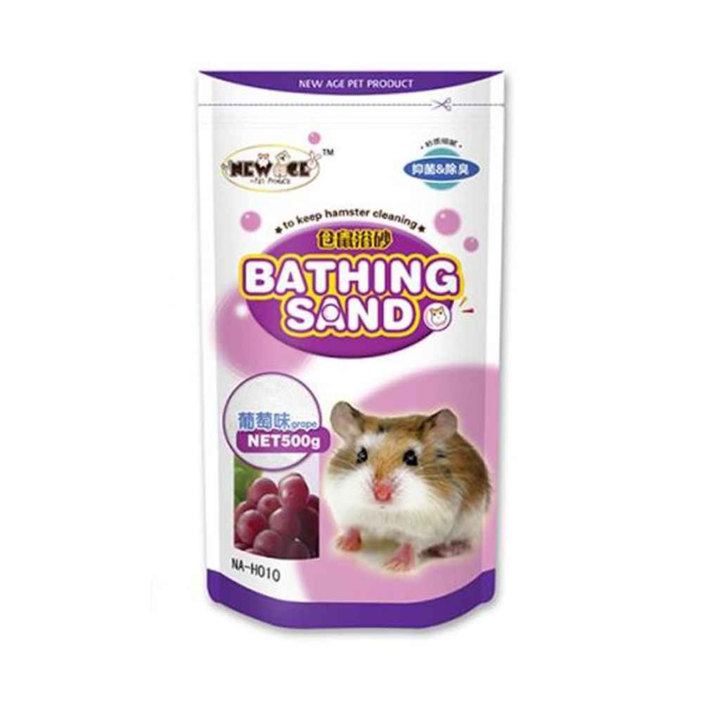 membersihkan kandang hamster